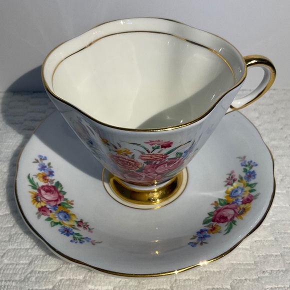Vintage Windsor Bone China Floral Scalloped Teacup and Saucer Made in England - Picture 2 of 16